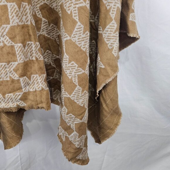 Vintage-Style Beige & White Geometric Knit Shawl Wrap - Picture 8 of 9